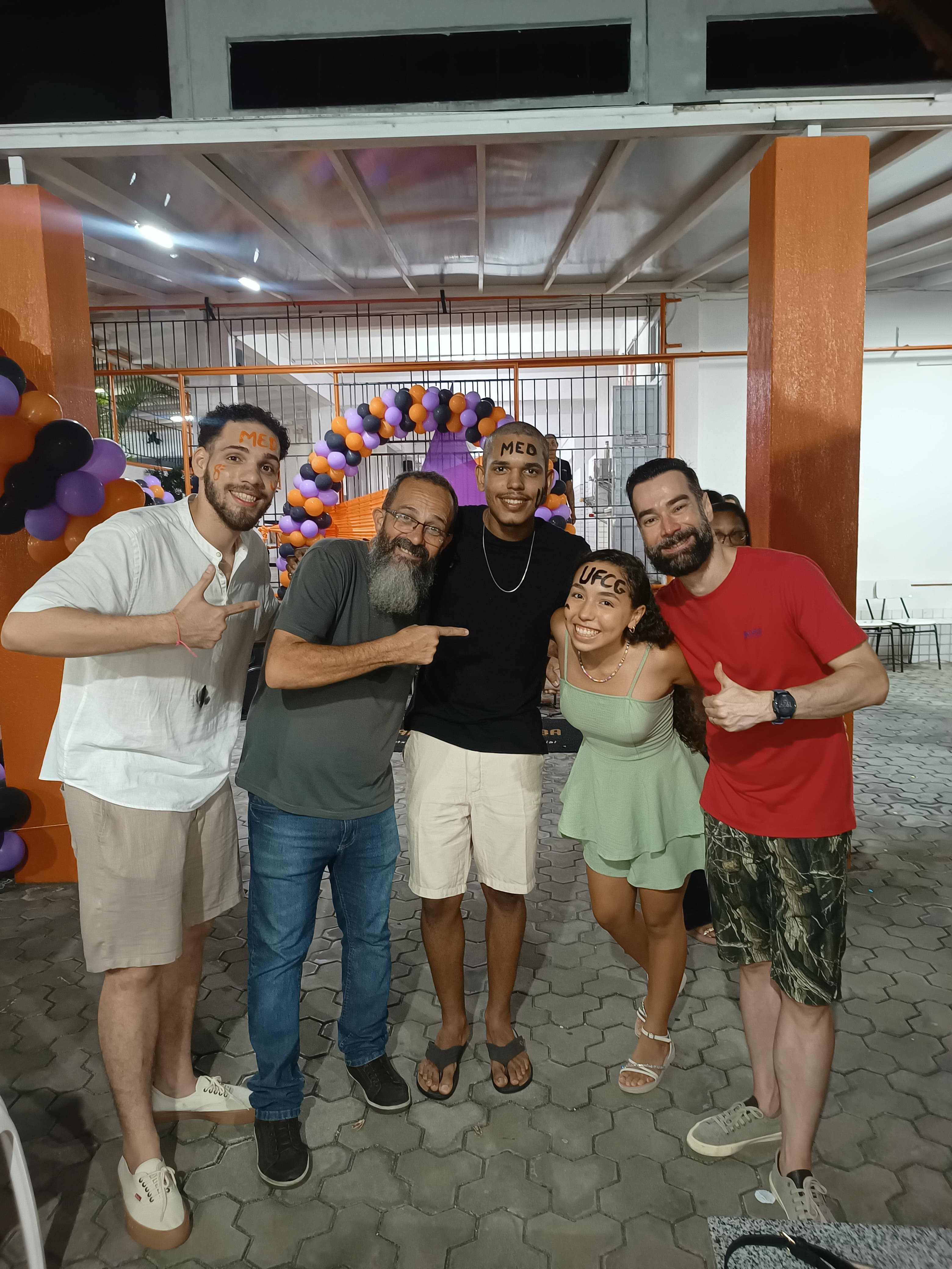 4 homens e eu(giovana) nos abraçando e comemorando
