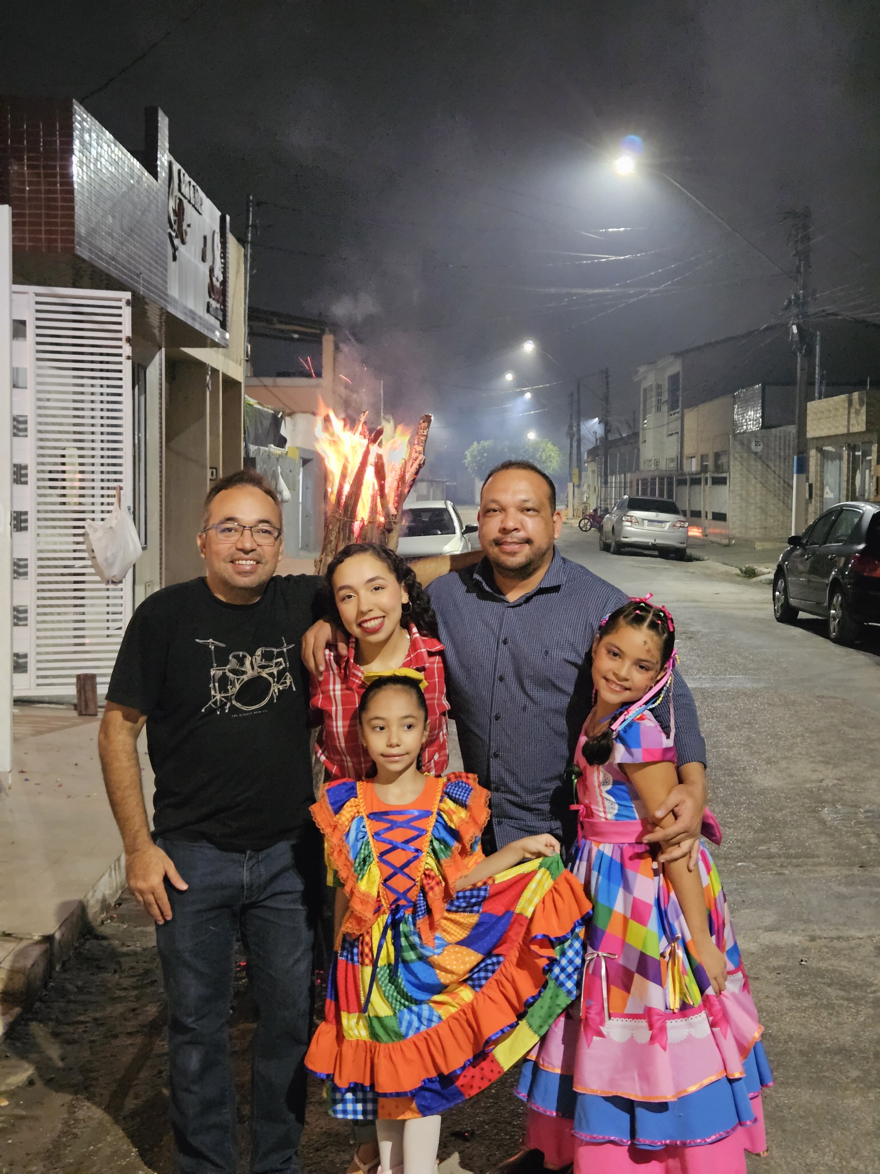 Dois homens, uma adolescente e duas crianças meninas em comemoração a festa junina